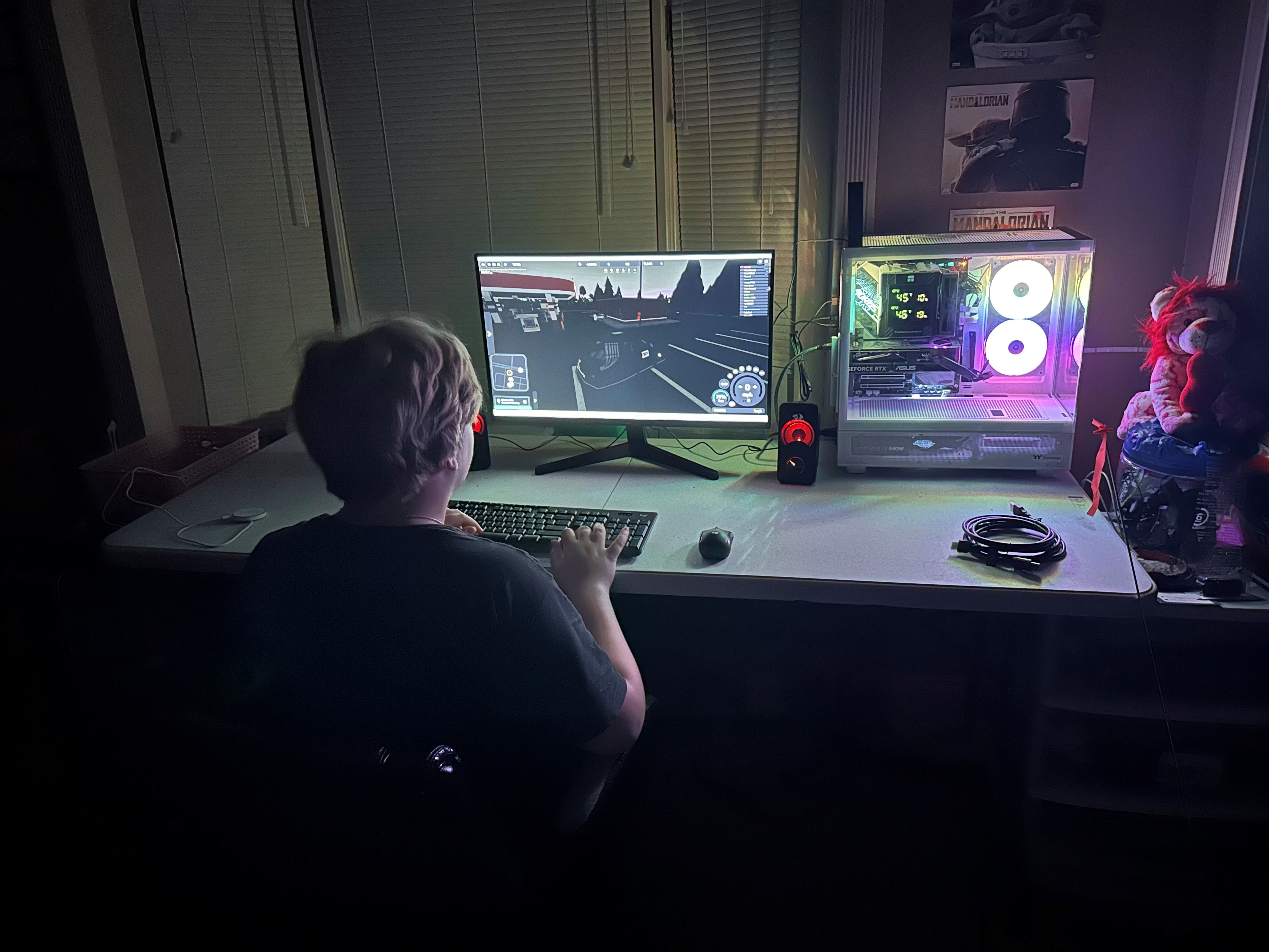 Student using KI workstation
